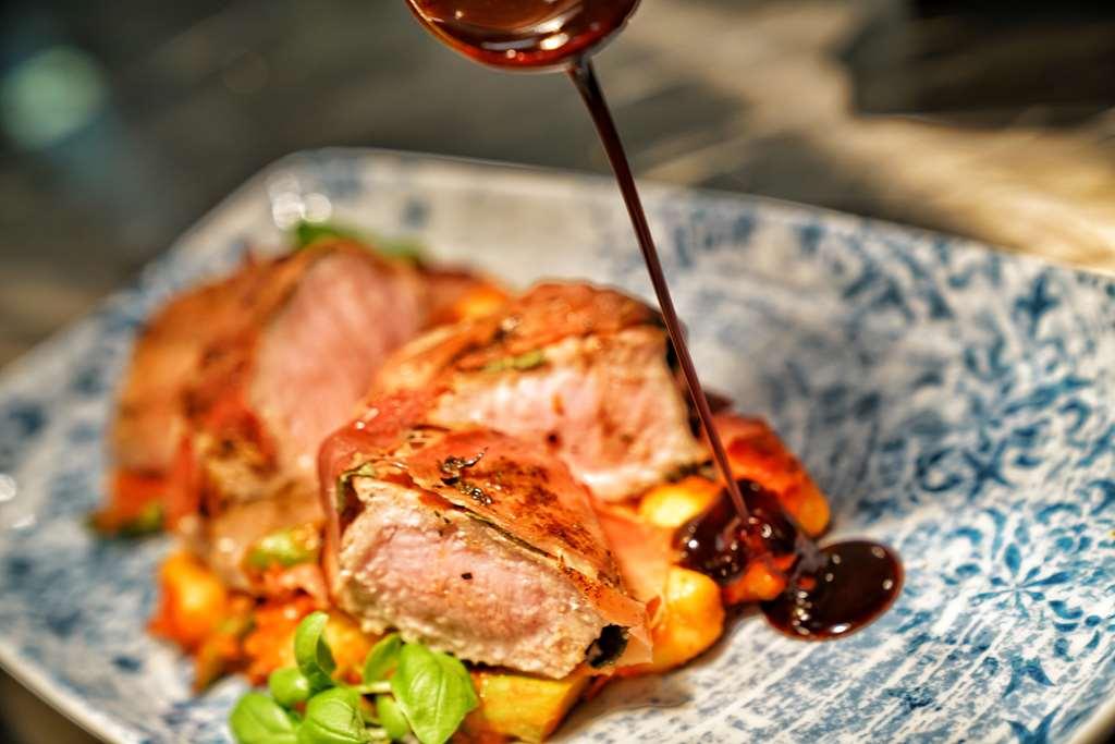 מרבורג Vila Vita Rosenpark מראה חיצוני תמונה A meat dish being drizzled with a sauce