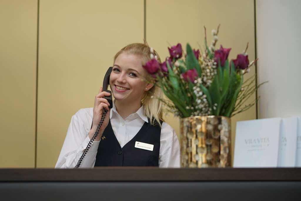 מרבורג Vila Vita Rosenpark מראה פנימי תמונה A receptionist at the front desk of a hotel