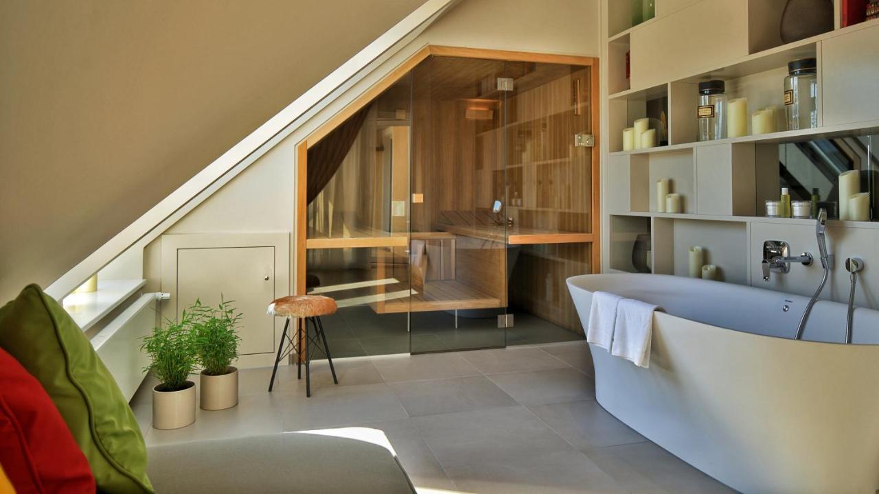 מרבורג Vila Vita Rosenpark מראה חיצוני תמונה A modern bathroom with a shower and a bathtub
